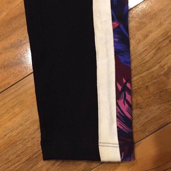 Small Victoria’s Secret Pink yoga leggings - Picture 4 of 11